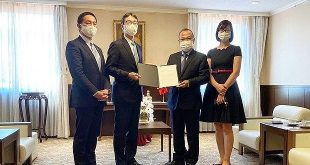 Ông Takayoshi Futae (thứ 2 từ trái sang) trao tượng trưng số tiền 100 triệu Yên Nhật cho Đại sứ Việt Nam tại Nhật Bản Vũ Hồng Nam. (Nguồn: Vietnam+)